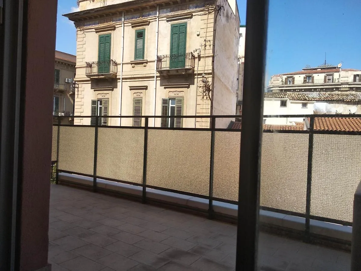Hostel Lgb Students And Youth Tourists - New Friends Loves Flirt Adventures Italy