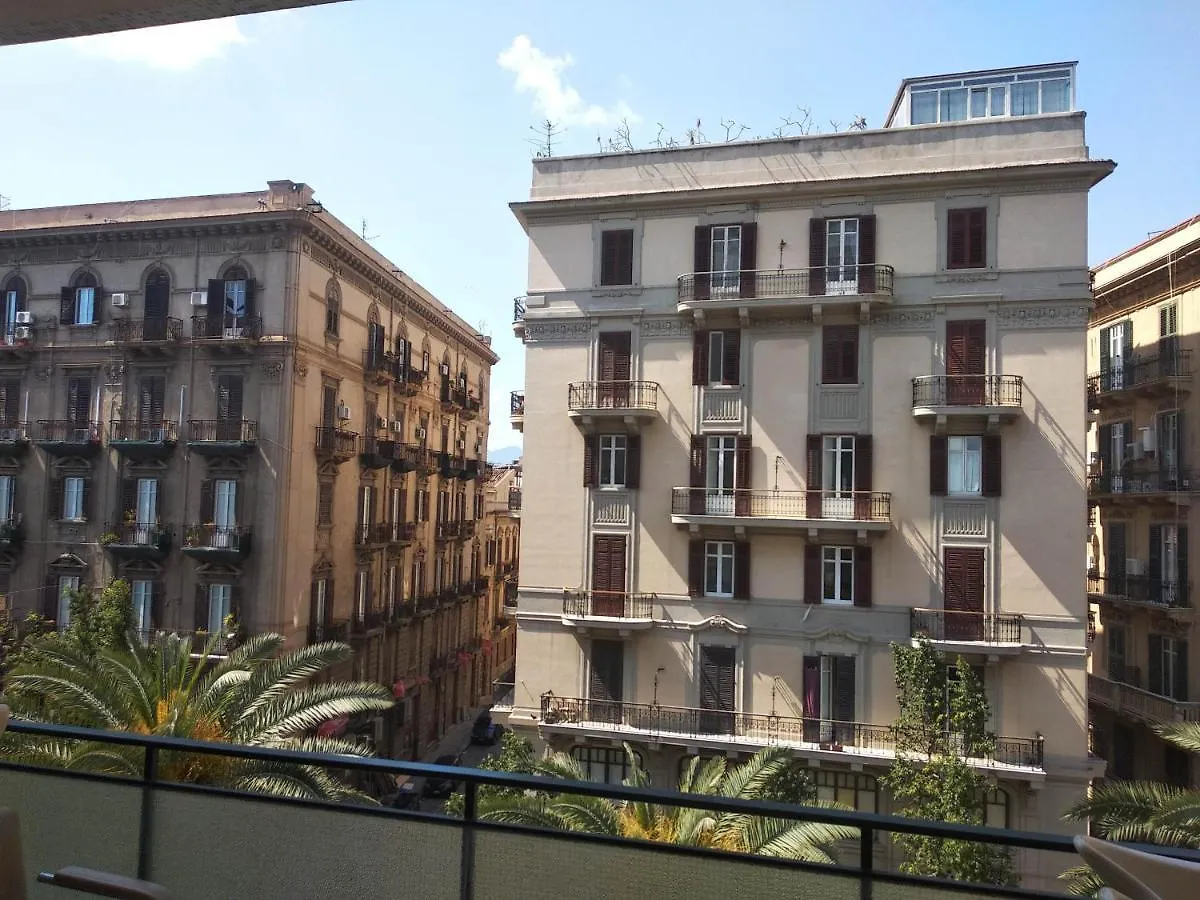 Hostel Lgb Students And Youth Tourists - New Friends Loves Flirt Adventures Italy